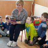 mamy-czytaja-dzieciom-w-przedszkolu