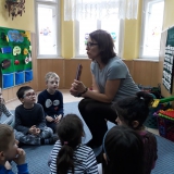 mamy-czytaja-dzieciom-w-przedszkolu