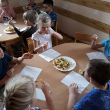 skrzaty-robia-owocowe-koreczki