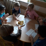 skrzaty-robia-owocowe-koreczki