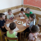 skrzaty-robia-owocowe-koreczki