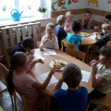 skrzaty-robia-owocowe-koreczki