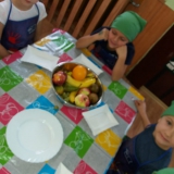 skrzaty-robia-owocowe-koreczki