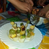 skrzaty-robia-owocowe-koreczki