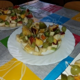 skrzaty-robia-owocowe-koreczki