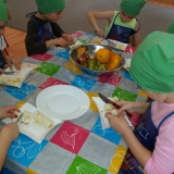 skrzaty-robia-owocowe-koreczki