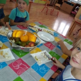 skrzaty-robia-owocowe-koreczki