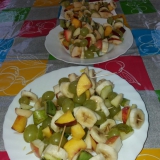 skrzaty-robia-owocowe-koreczki