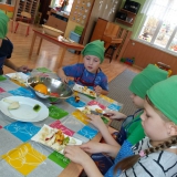 skrzaty-robia-owocowe-koreczki
