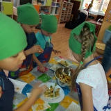 skrzaty-robia-owocowe-koreczki