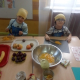 dzieci-robia-salatke