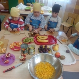 dzieci-robia-salatke