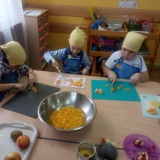dzieci-robia-salatke