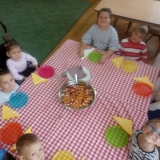 dzieci-robia-salatke