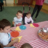 dzieci-jedza-salatke