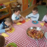 dzieci-jedza-salatke