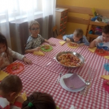 dzieci-jedza-salatke