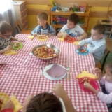 dzieci-jedza-salatke