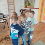 dzieci-sluchaja-koncert