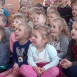 dzieci-ogladaja-teatrzyk