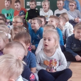 dzieci-ogladaja-teatrzyk