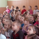 dzieci-ogladaja-teatrzyk