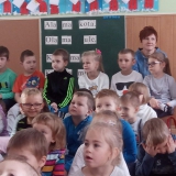 dzieci-ogladaja-teatrzyk
