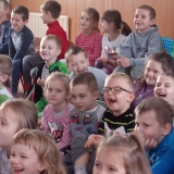 dzieci-ogladaja-teatrzyk
