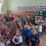 dzieci-ogladaja-teatrzyk