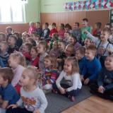 dzieci-ogladaja-teatrzyk