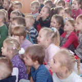 dzieci-ogladaja-teatrzyk