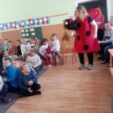 dzieci-ogladaja-teatrzyk