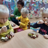 dzieci-robia-szaszlyki-z-owocow