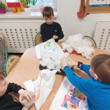 dzieci-z-grupy-biedronki-szyly-poduszki